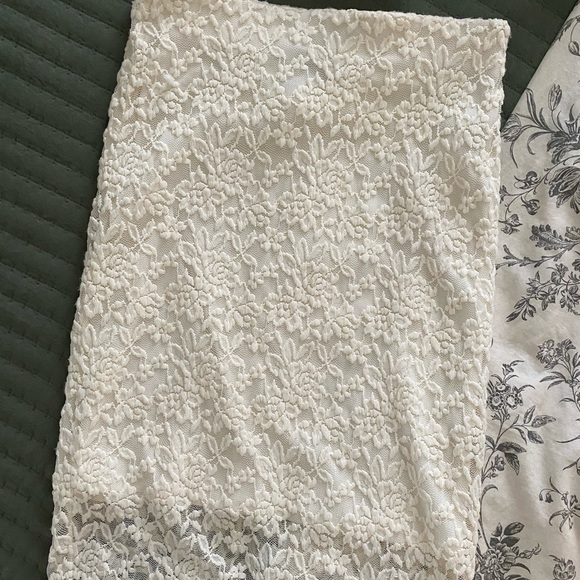 NWOT flattering lace pencil skirt - Picture 4 of 5